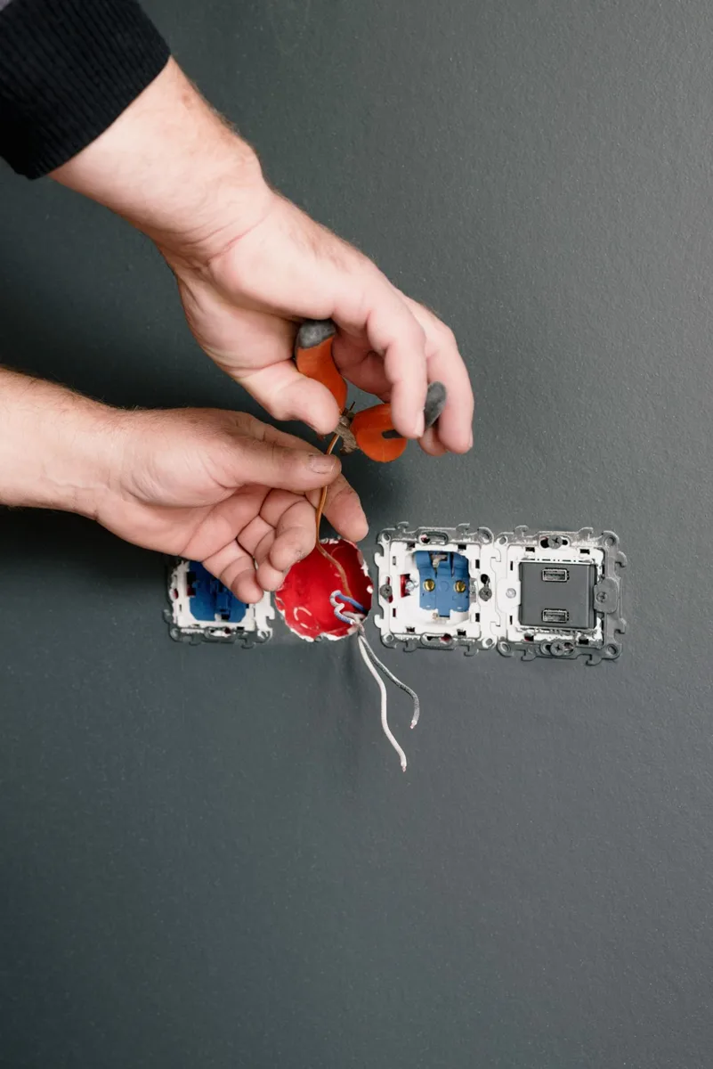 Fotografía ilustrativa de trabajo eléctrico en una instalación